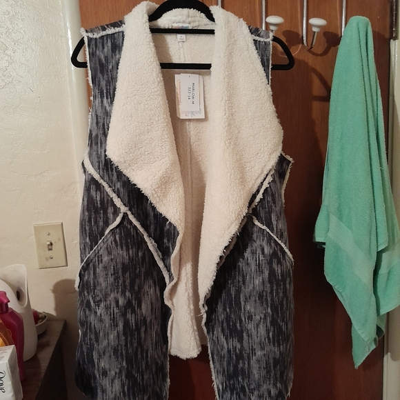 Lularoe Marlow Sherpa Vest sz Med NWT - Picture 1 of 4
